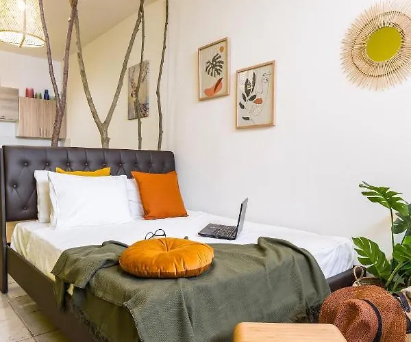 Apartment Erato “wrapped In Myrtle And Roses” *